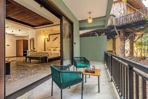 Garden View Junior Suites with sit-out | Desk, bed sheets - Sterling Padam Pench (Kurai)