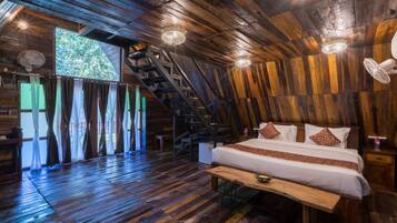 Casa de árbol de lujo | Escritorio y ropa de cama