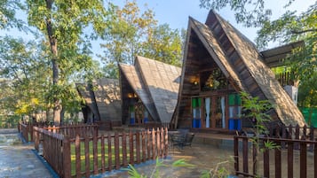 Casa na árvore superluxo | Escrivaninha, roupa de cama