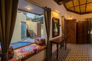 Estudio de lujo | Escritorio y ropa de cama