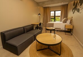 Ropa de cama de alta calidad, escritorio, wifi gratis y ropa de cama 