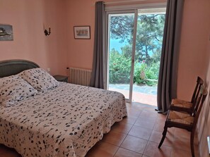 3 slaapkamers, een strijkplank/strijkijzer, reisbedje, gratis wifi