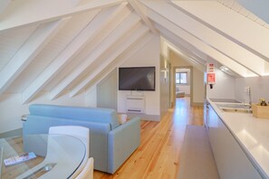 Family Apartment | Living area | 43-inch LCD TV with cable channels, TV - Feel Porto Matosinhos Flats (Matosinhos)