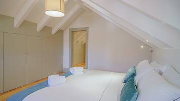 Apartamento família | Roupas de cama premium, camas com colchões pillow-top, berços grátis