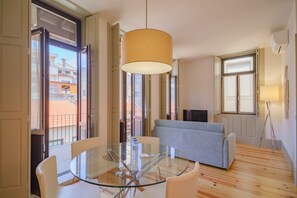 Comfort Apartment | Living area | 43-inch LCD TV with cable channels, TV - Feel Porto Matosinhos Flats (Matosinhos)