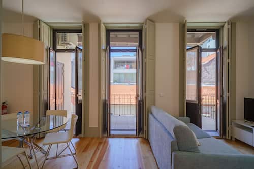 Departamento Confort | Área de sala de estar | Televisión LCD de 43 pulgadas con canales por cable y televisión