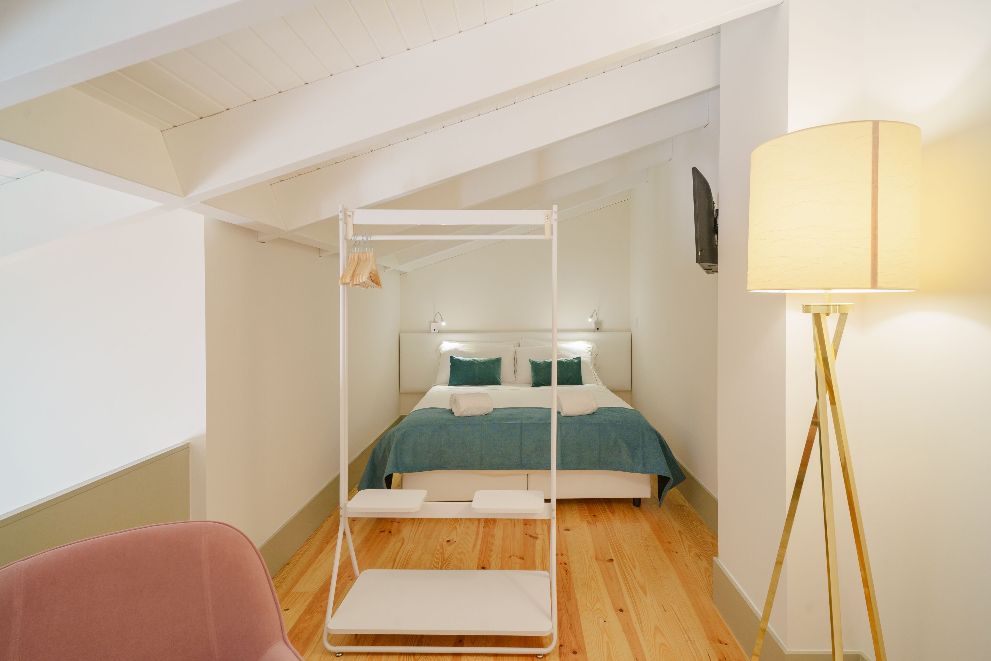 Une chambre à coucher avec un lit à baldaquin, une table de chevet, une lampe et une chaise.
