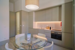 Tägliches kontinentales Frühstück (14 EUR pro Person)