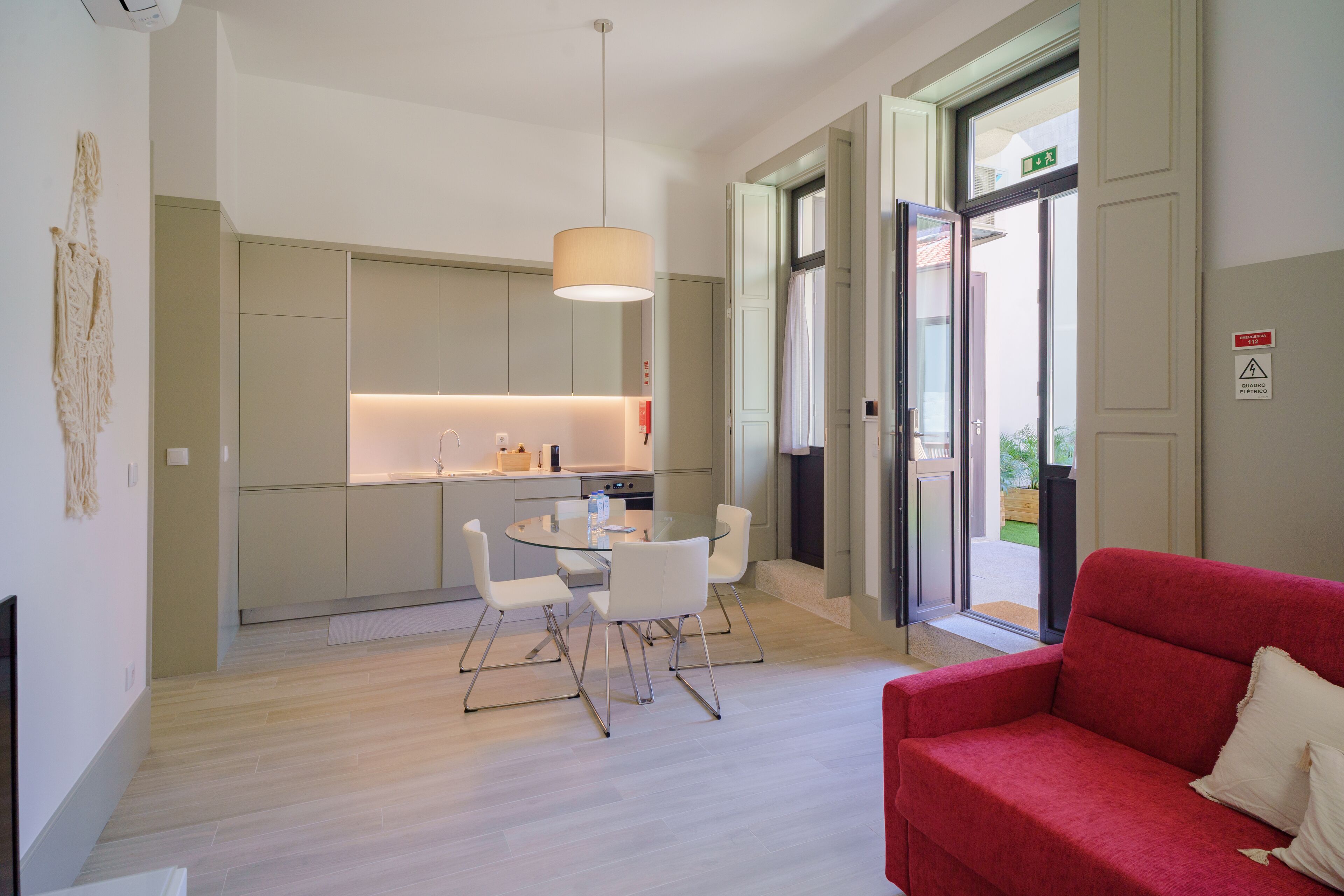 Appartement Premium | Coin séjour | Télévision LCD de 43 pouces avec chaînes par câble, télévision