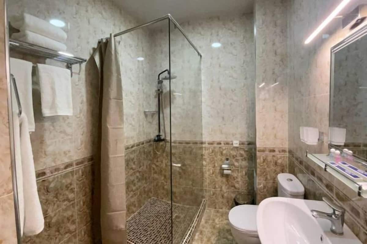 Bathroom | Shower, rainfall showerhead, free toiletries, hair dryer