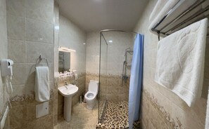 Douche, douche à « effet pluie », articles de toilette gratuits