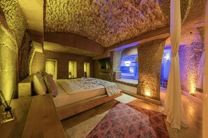 Suite royale, piscine privée | Draps italiens de Frette, literie de qualité, minibar, décor unique