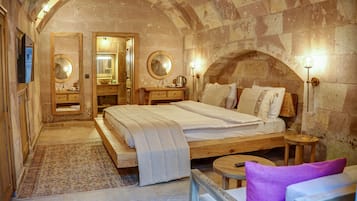 Honeymoon Suite, Private Pool | Frette Italian sheets, premium bedding, minibar, individually decorated