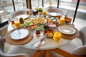 Buffet déjeuner gratuit tous les jours