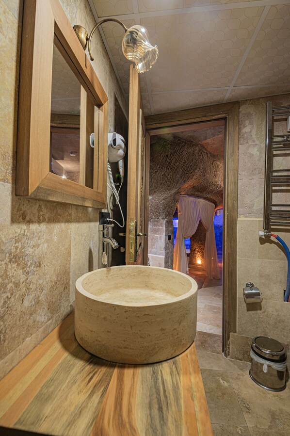 Royal Suite, Private Pool | Bathroom | Free toiletries, hair dryer, towels, soap - Alfa Cave Hotel (Ürgüp)