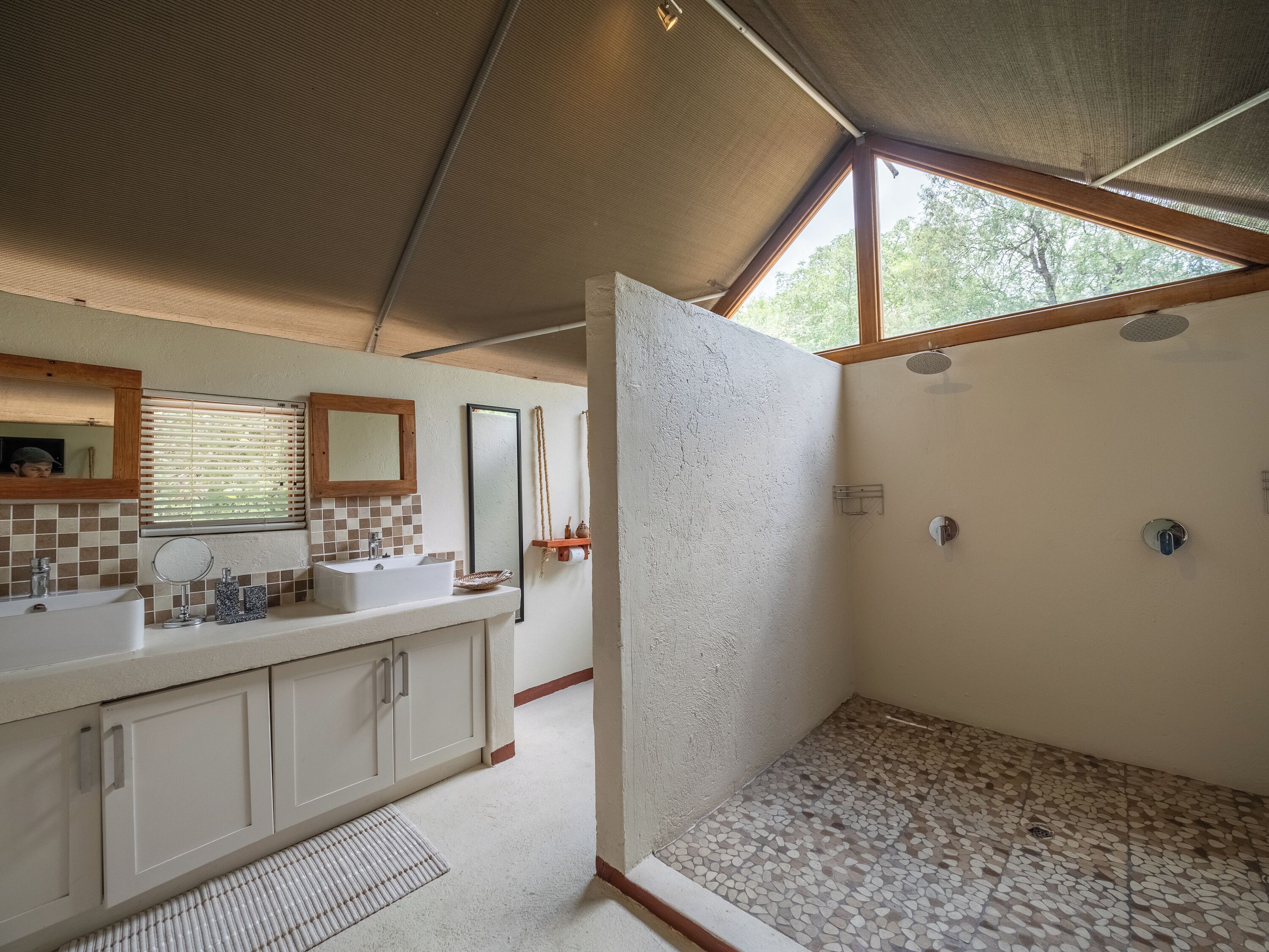 Un baño con bañera, lavamanos y zona de ducha.