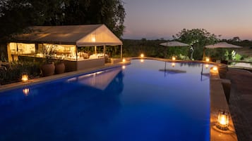 Una piscina al aire libre