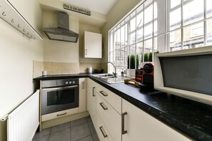 コンフォート アパートメント | 専用キッチン | 電子レンジ、オーブン、調理器具と食器