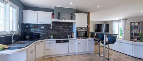 Kjøleskap, mikrobølgeovn, ovn og kokeplater