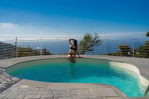 Outdoor pool, pool loungers - Villa Ariele (Sorrento)