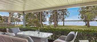 Mannering Lake House - Spacious family entertainer on waterfront