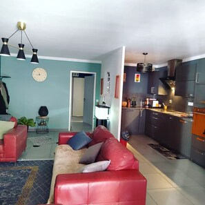 Fernseher, DVD-Player, Musikbibliothek