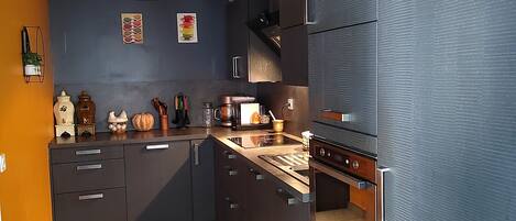 Kjøleskap, mikrobølgeovn, ovn og kokeplater