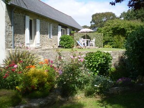 Exterior - Self-contained apartment in former farmhouse converted into gîtes (Plonévez-Porzay)