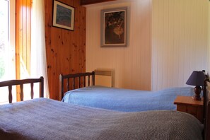 2 bedrooms, iron/ironing board, free WiFi, bed sheets - Self-contained apartment in former farmhouse converted into gîtes (Plonévez-Porzay)