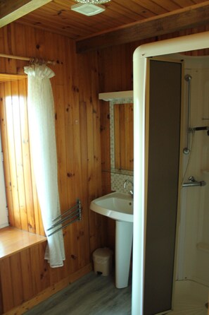 Douche, séchoir à cheveux, serviettes fournies, papier de toilette