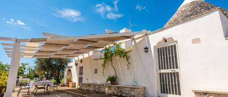 Villa familiale, plusieurs chambres (Trullo Di Nonna Cecca) | Restauration en plein air