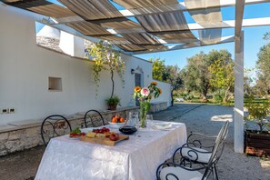 วิลล่าสำหรับครอบครัว, หลายห้องนอน (Trullo Di Nonna Cecca) | รับประทานอาหารกลางแจ้ง