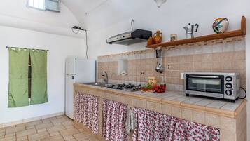Vila Keluarga, 2 kamar tidur (Trullo Di Nonna Cecca) | Dapur pribadi | Lemari es, microwave, kompor, dan mesin pembuat kopi/teh