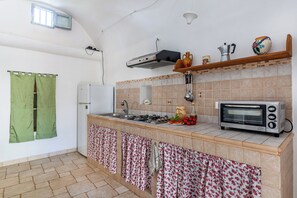 Villa familiare, 2 camere da letto (Trullo Di Nonna Cecca) | Cucina privata | Frigorifero, microonde, piano cottura, macchina per tè/caffè