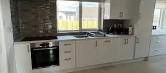 ★Newly Refurbished | Group Retreat | Walk to Town