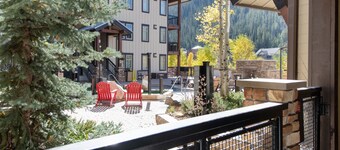 Ground Floor Ski Condo Close to Gondola - Fraser Crossing/Founders Pointe Premium-Rated 3305