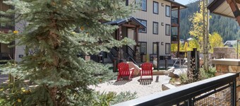 Ground Floor Ski Condo Close to Gondola - Fraser Crossing/Founders Pointe Premium-Rated 3305