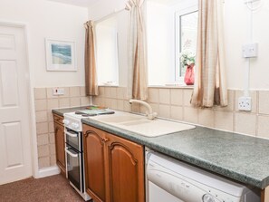 Kühlschrank, Wasserkocher, Kochgeschirr/Geschirr/Besteck