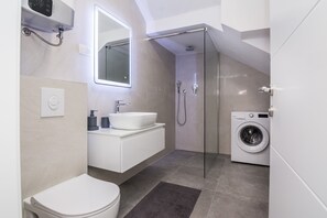 Family Apartment A1 | Baño | Regadera, secadora de cabello, toallas 
