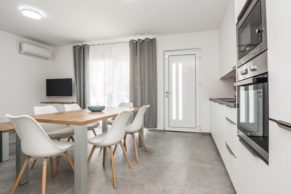 Family Apartment A1 | Salle à manger