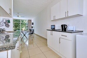 Standard Room | Desk, laptop workspace, iron/ironing board, free WiFi - Inn & Out Sandton Park  (Sandton)