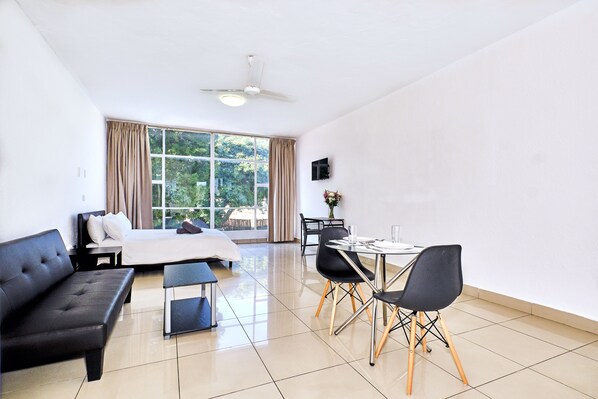 Standard Room | Desk, laptop workspace, iron/ironing board, free WiFi - Inn & Out Sandton Park (Sandton)