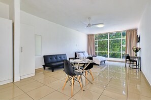 Standard Room | Desk, laptop workspace, iron/ironing board, free WiFi - Inn & Out Sandton Park (Sandton)