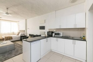 Basic Double Room | Desk, laptop workspace, iron/ironing board, free WiFi - Inn & Out Sandton Park (Sandton)