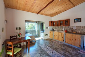 Apartment | Private kitchen | Fridge, toaster oven, cookware/dishes/utensils, cleaning supplies - Vita Chales (Alto Paraíso de Goiás)