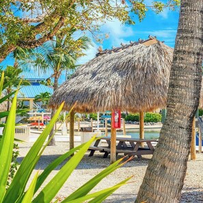 Outdoor dining - Sailor's Delight 1bed/2bath condo at the Reef Resort with shared pool & more! (Marathon)