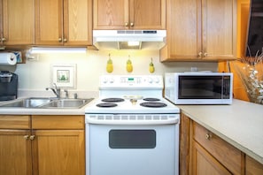Oven, stovetop, coffee/tea maker, cookware/dishes/utensils