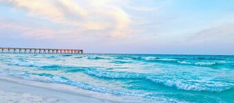 Adorable 1 bedroom Cottage just steps to the Gulf! Sleeps 4