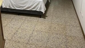 A small, clean room with a bed, a desk, and a chair. - Bravo City Hotel Sao Carlos (São Carlos)