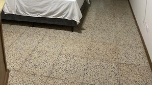 A small, clean room with a bed, a desk, and a chair. - Bravo City Hotel Sao Carlos (São Carlos)